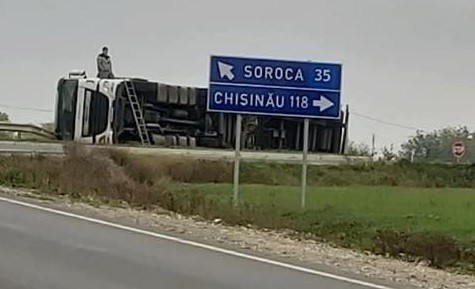 /FOTO/ Un camion s-a răsturnat pe un traseu din raionul Florești
