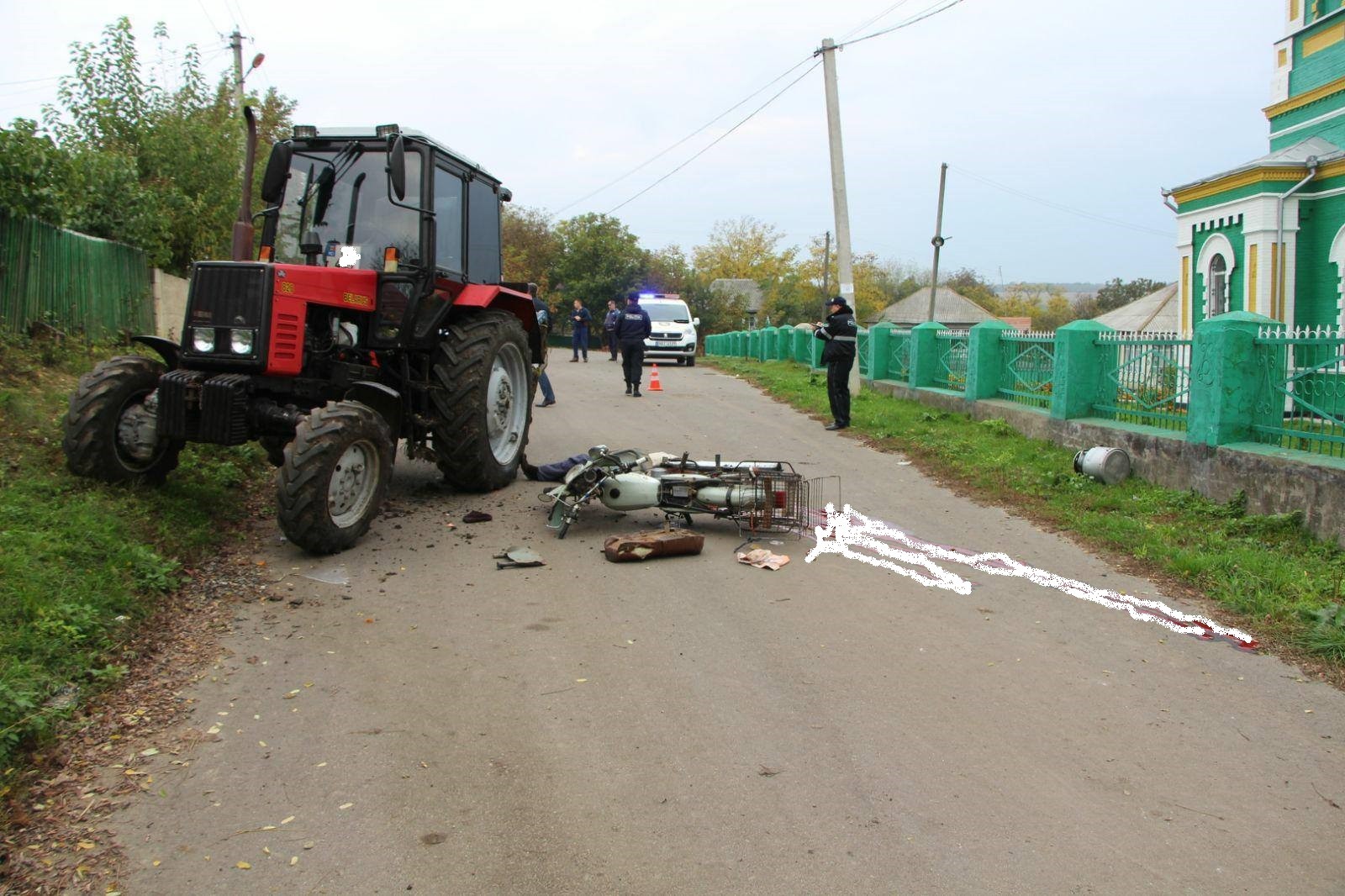 /FOTO/ Un bărbat din raionul Florești a decedat după ce s-a tamponat cu motocicleta într-un tractor