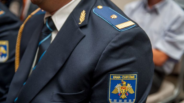 Un inspector vamal din Bălți riscă să fie demis din funcție