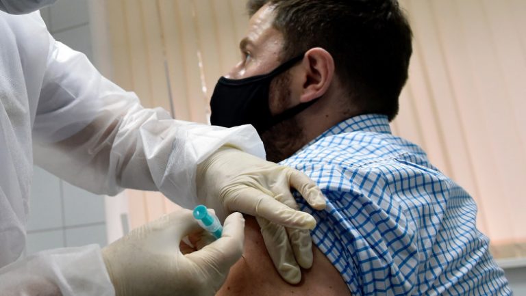 Rusia își propune vaccinarea în masă a populaţiei cu Sputnik V, în ciuda controverselor
