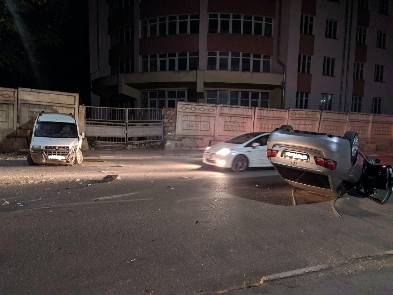 Un Lexus cu viteză excesivă s-a răsturnat pe o stradă din Bălți