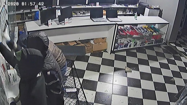 /VIDEO/ Un alt furt de telefoane mobile s-a produs într-un magazin din Bălți