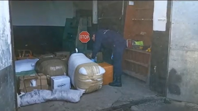 /VIDEO/ Doi bărbați din raionul Briceni care transportau produse de contrabandă au fost reținuți datorită câinelui Poliției de Frontieră Mira