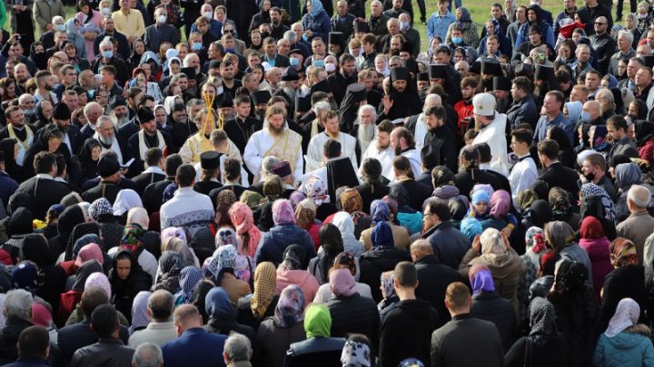 Oamenii legii a pornit o procedură contravențională pe cazul îmbulzelii la înmormântarea Arhimandritului Rafail în raionul Drochia