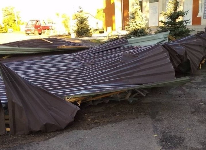 Acoperișul unei primării din raionul Soroca a fost distrus de vântul puteric