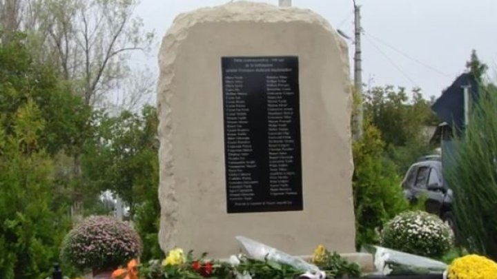 Locuitorii satului Petrunea din raionul Glodeni au instalat un monument în cinstea primilor băștinași