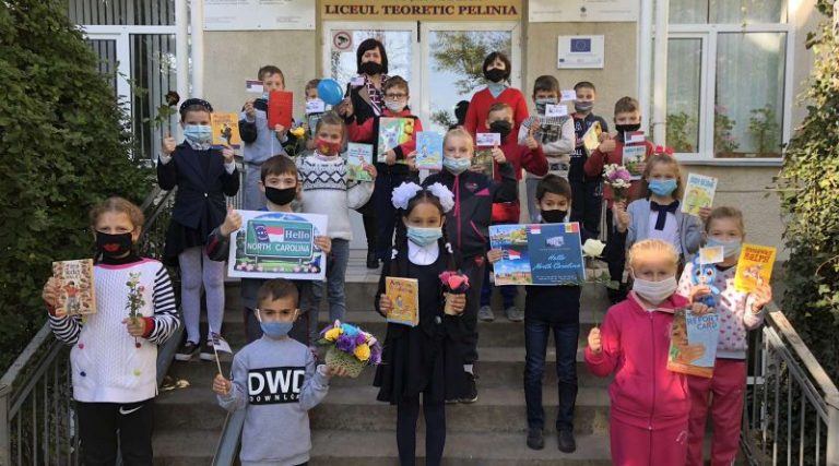 /FOTO/ Elevii Liceului Teoretic Pelinia din raionul Drochia au participat la activități culturale despre Carolina de Nord