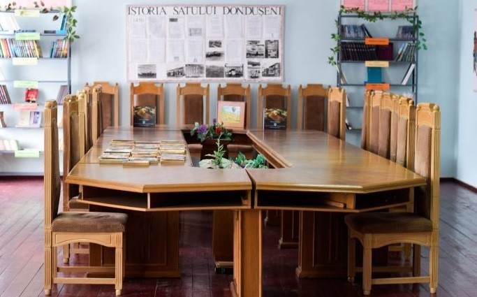 După incendierea Președinției, masa consilierilor a ajuns într-o bibliotecă din raionul Dondușeni
