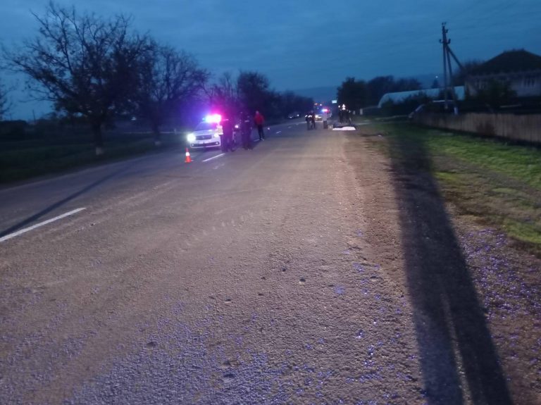 /FOTO/ Un bărbat din satul Chetrosu a fost lovit mortal de către o mașină. Conducătorul auto a fugit de la fața locului