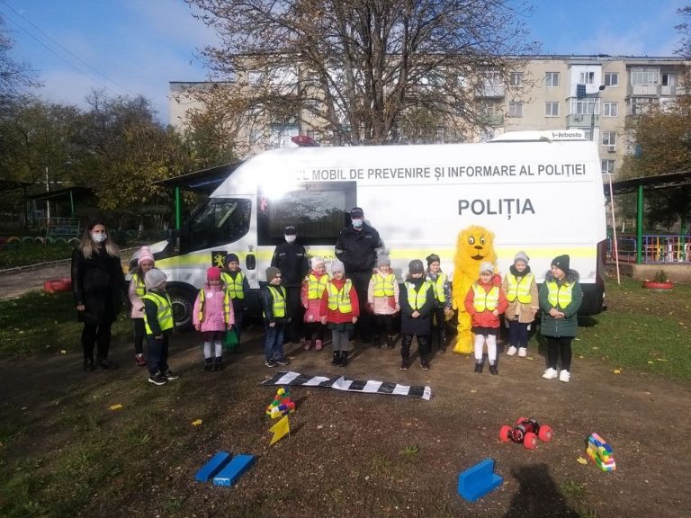 Angajaţii Inspectoratului de poliţie Bălţi au desfăşurat o activitate de sensibilizare pentru micii pietoni