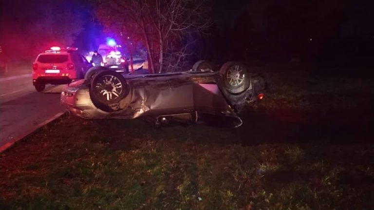 /FOTO/ Trei copii au ajuns la spital după ce mama acestora s-a urcat beată la volan și s-a răsturnat cu automobilul