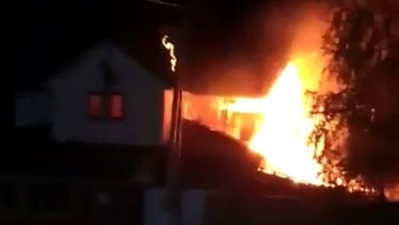 /VIDEO/ Un incendiu puternic s-a produs în satul Căinarii Vechi din raionul Soroca