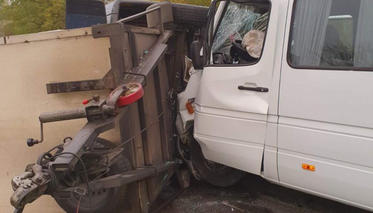 /FOTO/ Accident în raionul Râșcani. Trei persoane au ajusn la spital după ce microbusul în care se aflau s-a tamponat într-o remorcă