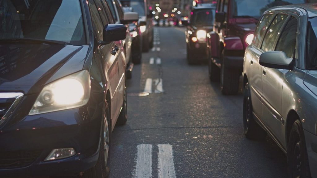 De la 1 noiembrie conducătorii auto sunt obligați să circule cu faza scurtă a farurilor și pe timp de zi