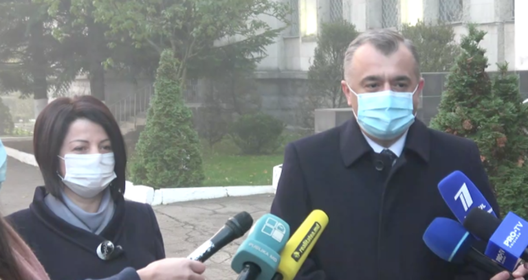 Premierul Ion Chicu printre primii politicieni la secția de vot. „Scrutinul va arăta lumii ce înseamnă statul Republica Moldova”