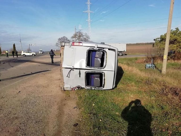 /FOTO/ Grav accident în raionul Dondușeni. Un bărbat a murit, iar o fetiță de 11 ani se zbate între viață și moarte