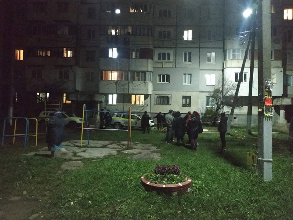 Un tânăr din Bălți s-a aruncat în gol de pe acoperișul unei case cu nouă etaje, după ce s-ar fi certat cu prietena