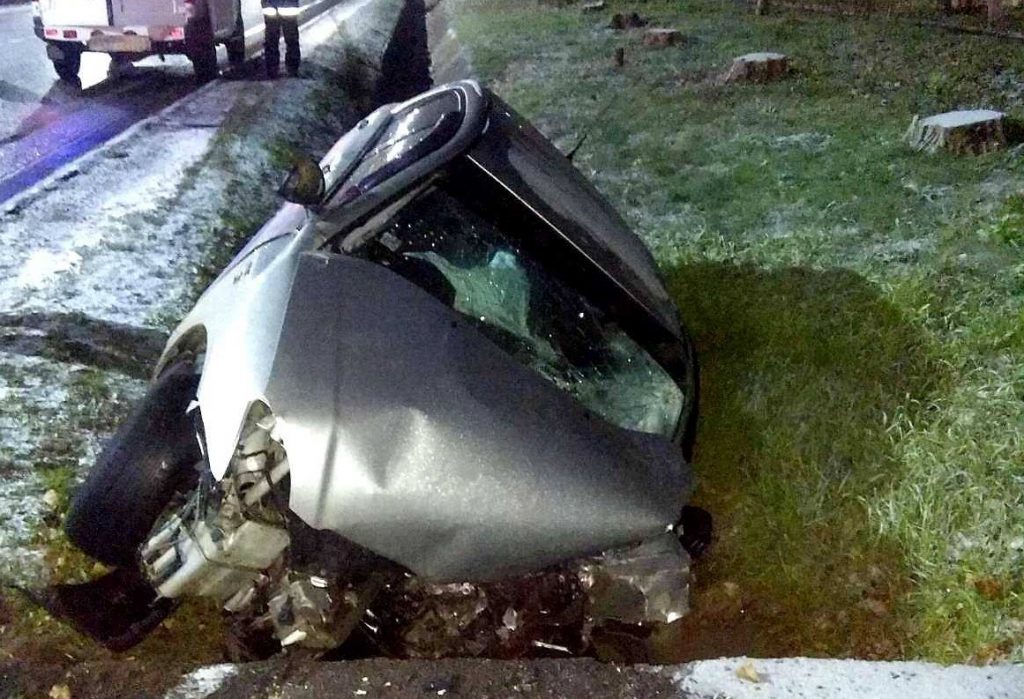 /FOTO/ Un tânăr din Soroca a murit după ce a ajuns cu mașina într-un șanț de scurgere