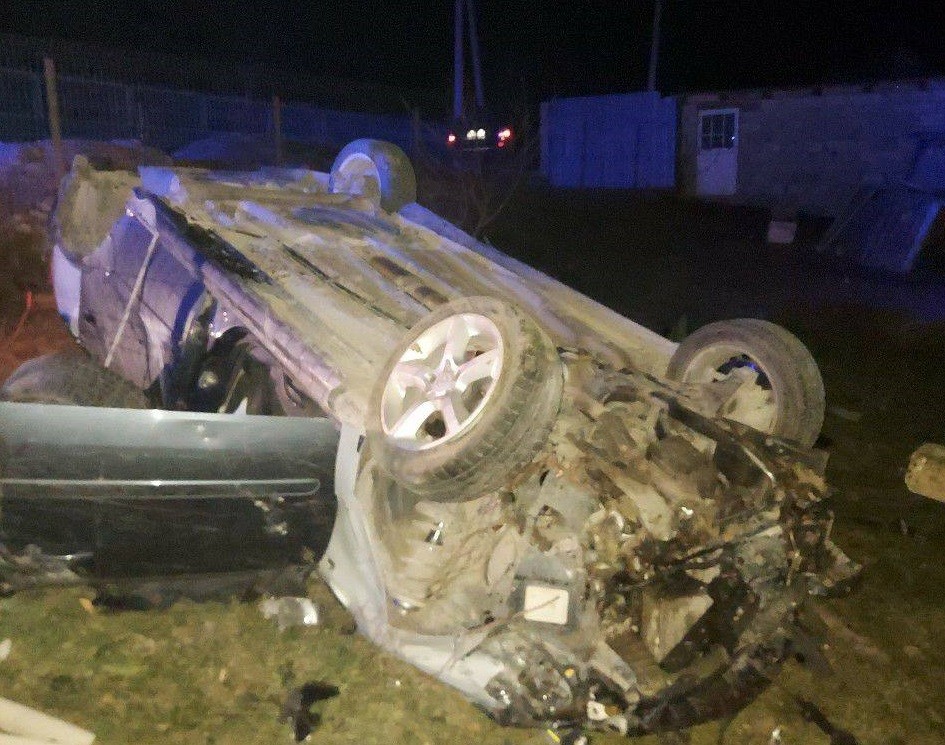 /FOTO/ Accident violent în raionul Sângerei. O femeie a murit, iar conducătorul auto a părăsit locul accidentului după ce a ajuns cu mașina într-un pilon electric