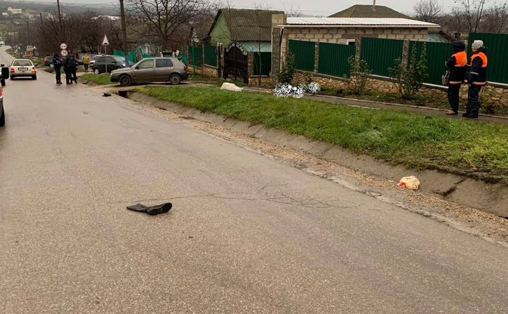 /FOTO/ O femeie din raionul Sângerei a murit după ce a fost lovită de o mașină. Șoferul a fugit de la fața accidentului