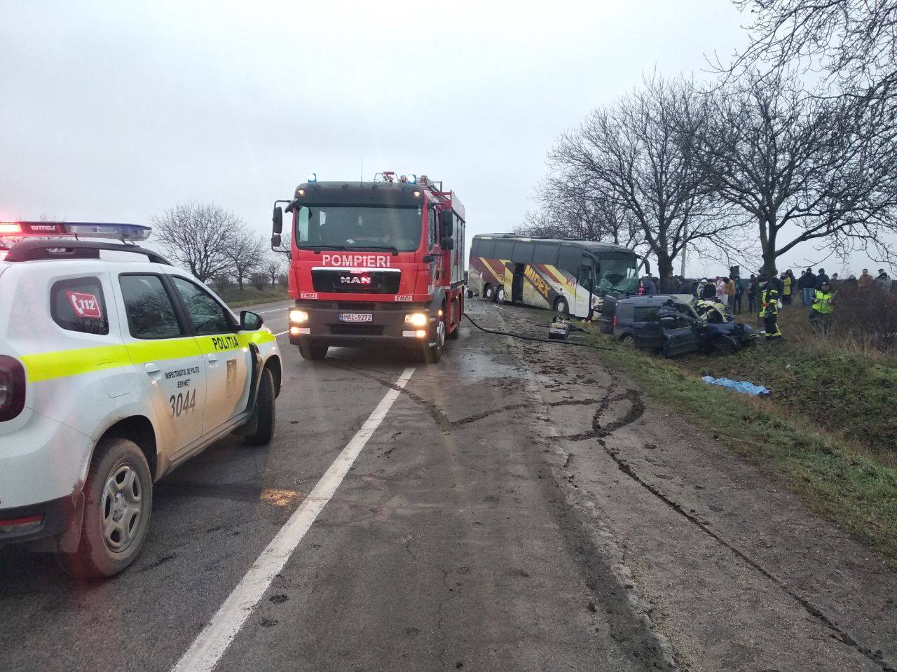 /FOTO/ Grav accident în raionul Edineț. Două persoane au murit după ce s-au tamponat cu automobilul într-un autocar de rută