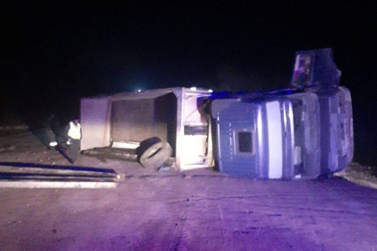 /FOTO/ Un minor de 16 ani în stare de ebrietate s-a inversat cu un camion în raionul Râșcani. În unitatea de transport se mai afla un pasager