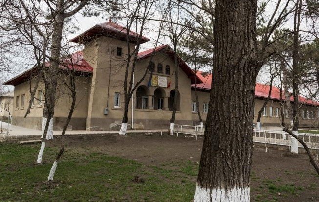 O directoare de gimnaziu din raionul Fălești riscă să fie demisă pentru un conflict de interese