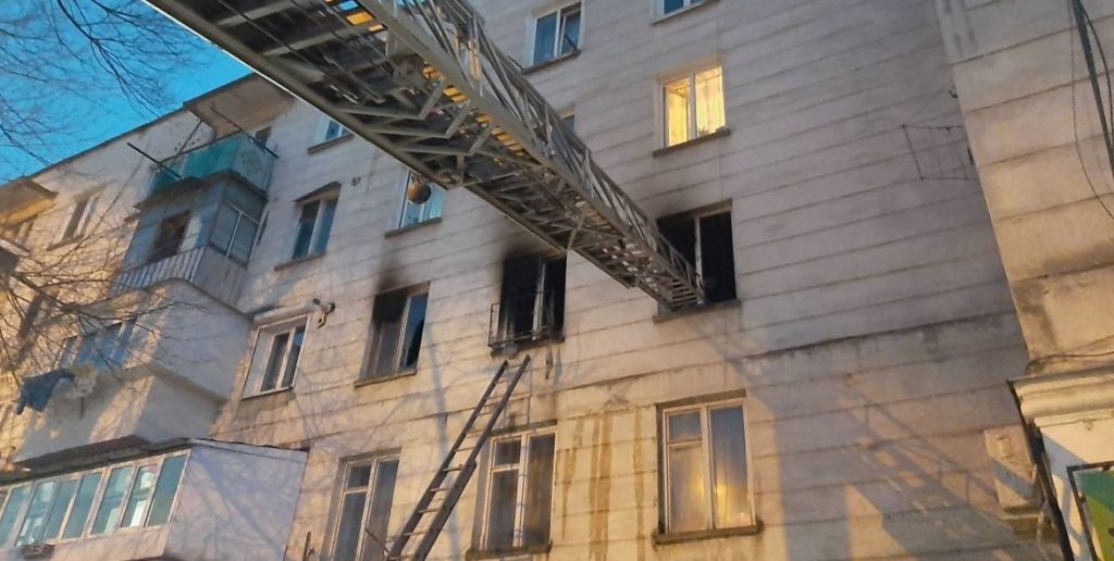 Un bărbat din orașul Briceni a ajuns la spital intoxict cu fum, după ce locuința i-a luat foc