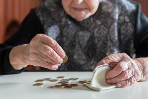 Vârsta de pensionare pentru femei și bărbați a fost redusă. Vezi de când intră în vigoare legea