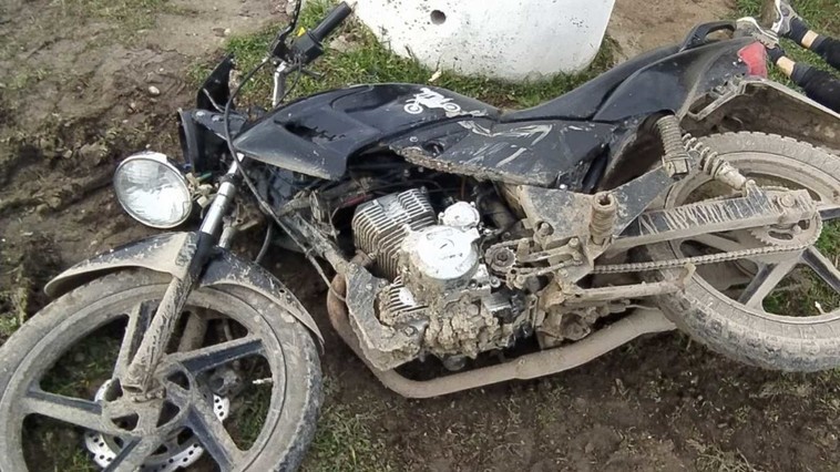 /FOTO/ Un tânăr din raionul Florești a murit, după ce s-a tamponat cu motocicleta într-un inel de beton armat