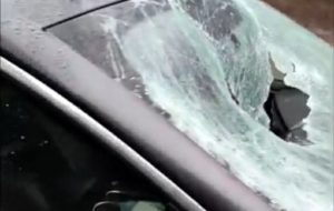 /VIDEO/ Un automobil din Bălți a fost spart cu un bloc de piatră de către un hoț