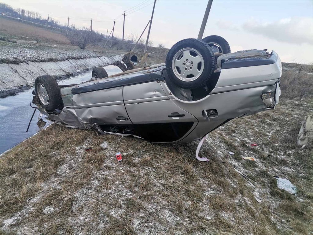 /FOTO/ Accident la Bălți. Un tânăr a ajuns la spital, după ce s-a răsturnat cu mașina