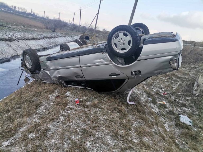 /FOTO/ Accident la Bălți. Un tânăr a ajuns la spital, după ce s-a răsturnat cu mașina