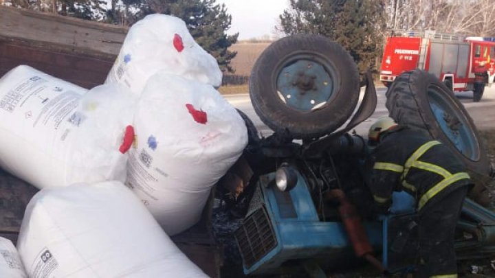 /FOTO/ Un bărbat a fost descarcerat de salvatori, după ce s-a răsturnat cu tractorul pe un traseu de la periferia orașului Drochia