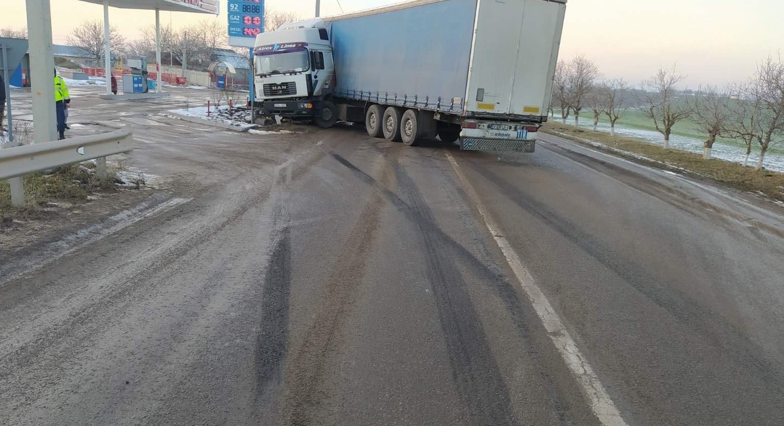 Un camion s-a lovit violent într-un parapet din cauza unei defecțiuni tehnice în raionul Florești