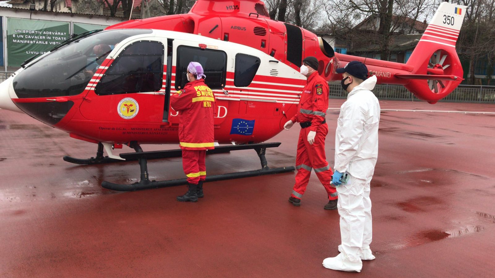 /VIDEO/ Femeia din satul Risipeni, raionul Fălești, care a suferit arsuri de gradul I, II și III, în urma unei deflagrații, a fost transportată cu elicopterul SMURD la Chișinău