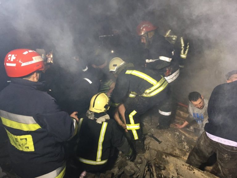 /VIDEO/ Deflagrație puternică la Sângerei. Cadavrul unui bărbat a fost scos de sub ruine, iar alte două persoane au ajuns la spital