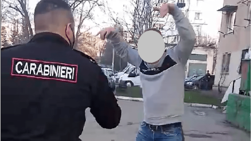 Un bărbat din orașul Fălești a atacat cu foarfeca un carabiner pe o stradă din Chișinău