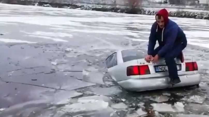 automobil sub gheață,