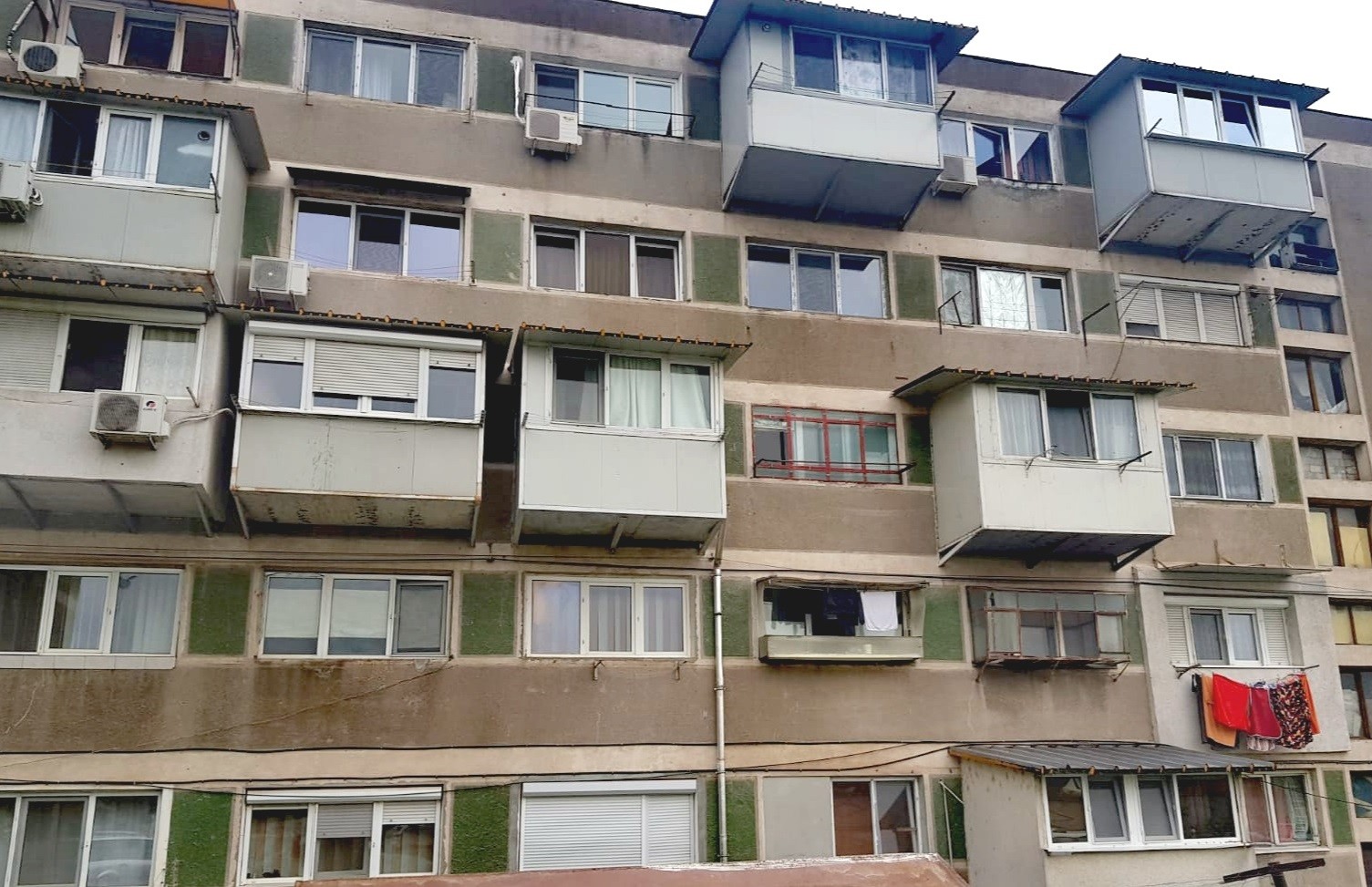 O femeie de 64 ani din Soroca a căzut de la etajul cinci în timp ce încerca să treacă de la un balcon la altul