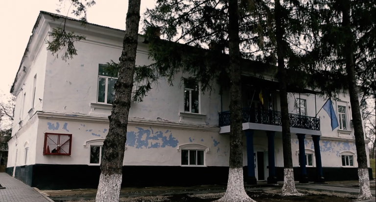 /VIDEO/ Conacul lui Vasile Stroescu din satul Brânzeni, raionul Edineţ, are nevoie de renovare