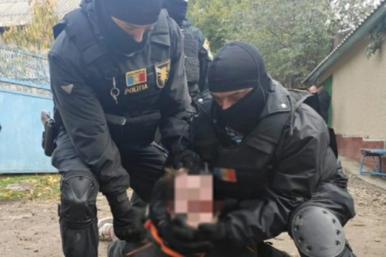 Bărbatul din raionul Anenii Noi care a luat ostatici trei copii amenințând că îi va omorî, a fost condamnat la 13 ani de închisoare
