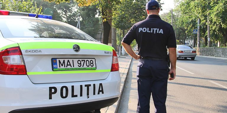 /VIDEO/ Nu admite ca un Like să te coste viața. Renunță la telefon în trafic! Mesajul oamenilor legii pentru șoferi și pietoni
