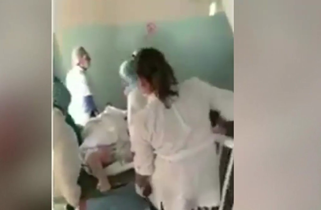 /VIDEO/ Imagini revoltătoare: Șase lucrători medicali de la Spitalul Raional Fălești surprinși cum se chinuie să ducă pe scări o targă cu un pacient