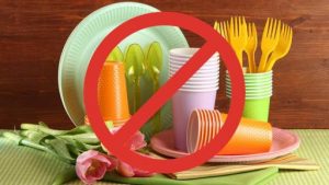 Din 1 ianuarie utilizarea și comercializarea pungilor și veselei din plastic este interzisă