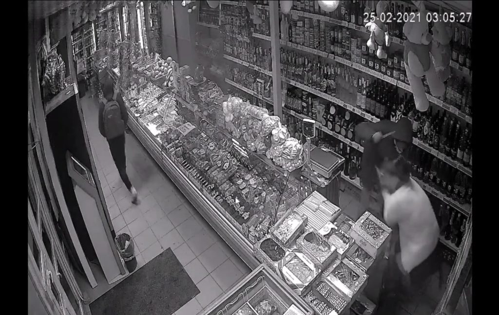 Doi bărbați din Bălți au fost reținuți de poliție pentru atac tâlhăresc într-un magazin din oraș