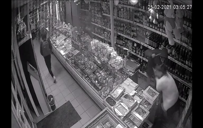 Doi bărbați din Bălți au fost reținuți de poliție pentru atac tâlhăresc într-un magazin din oraș