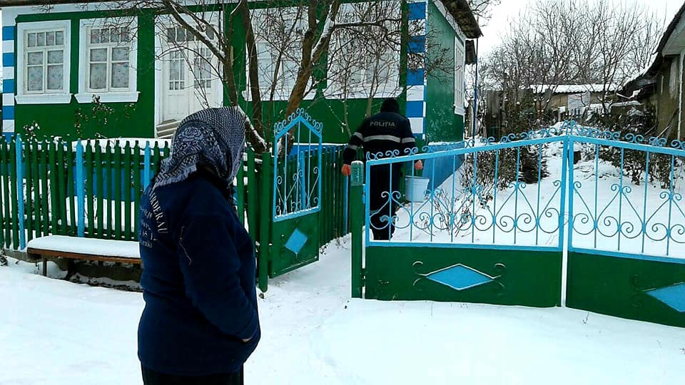 /FOTO/ Polițiștii din Dondușeni au tăiat lemne, au curățat zăpada și au adus apă persoanelor în etate