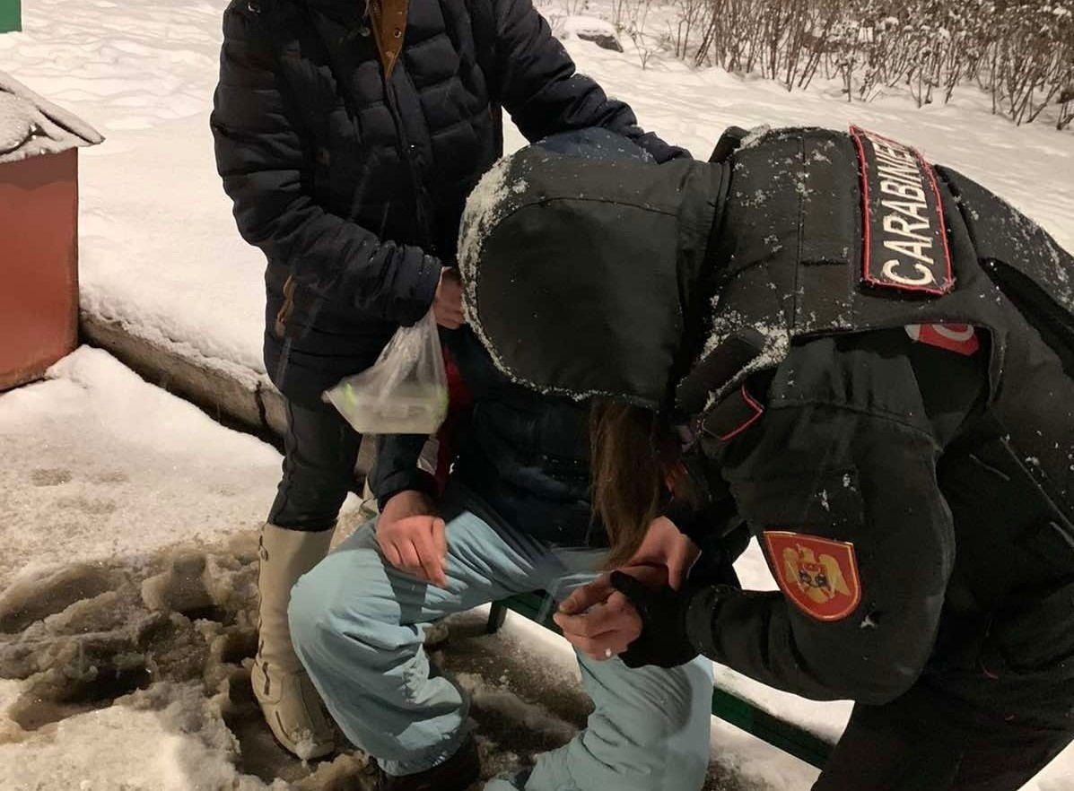 Un bărbat din Bălți a fost ajutată de carabinieri, după ce fost găsit inconștient într-un parc din oraș