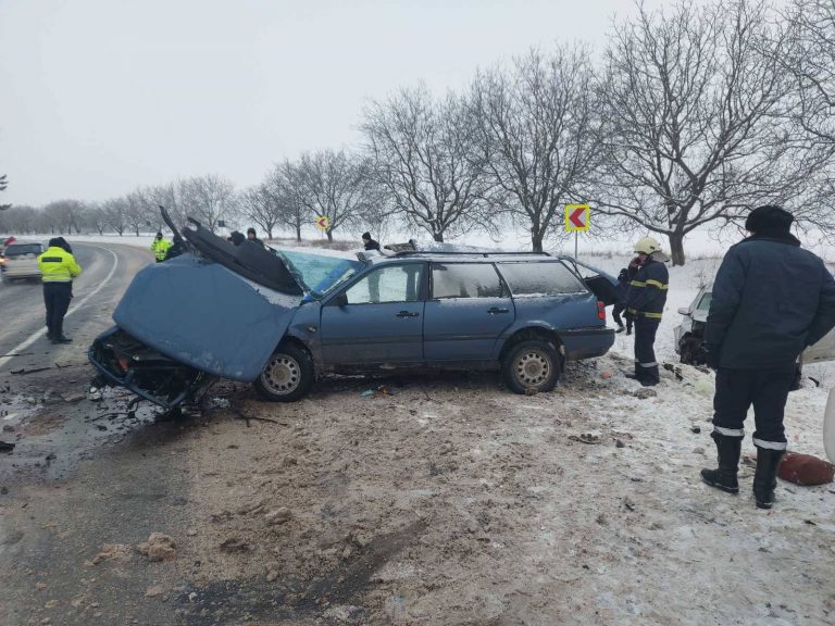 /FOTO/ Grav accident în raionul Râșcani. Două persoane au murit, iar altele trei au ajuns la spital